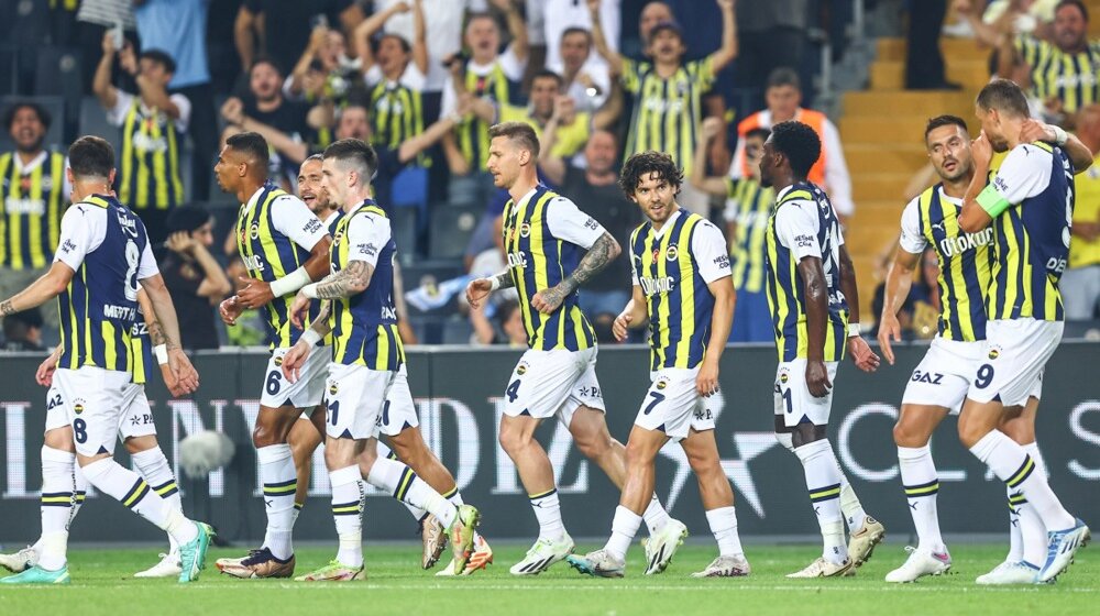 U Ljudskom vrtu sevale pesnice na tribinama, a posle smirenih strasti Tadić stavio tačku (VIDEO) 1