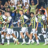 U Ljudskom vrtu sevale pesnice na tribinama, a posle smirenih strasti Tadić stavio tačku (VIDEO) 3