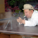 Objavljene fotografije Kima Džong Una dok puca iz puške i obilazi fabrike oružja 7