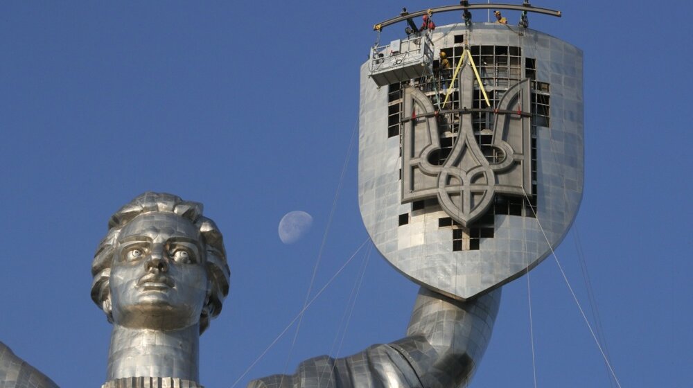 Ukrajina zamenila sovjetski srp i čekić trozupcem na visokom spomeniku u Kijevu 1