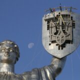 Ukrajina zamenila sovjetski srp i čekić trozupcem na visokom spomeniku u Kijevu 5