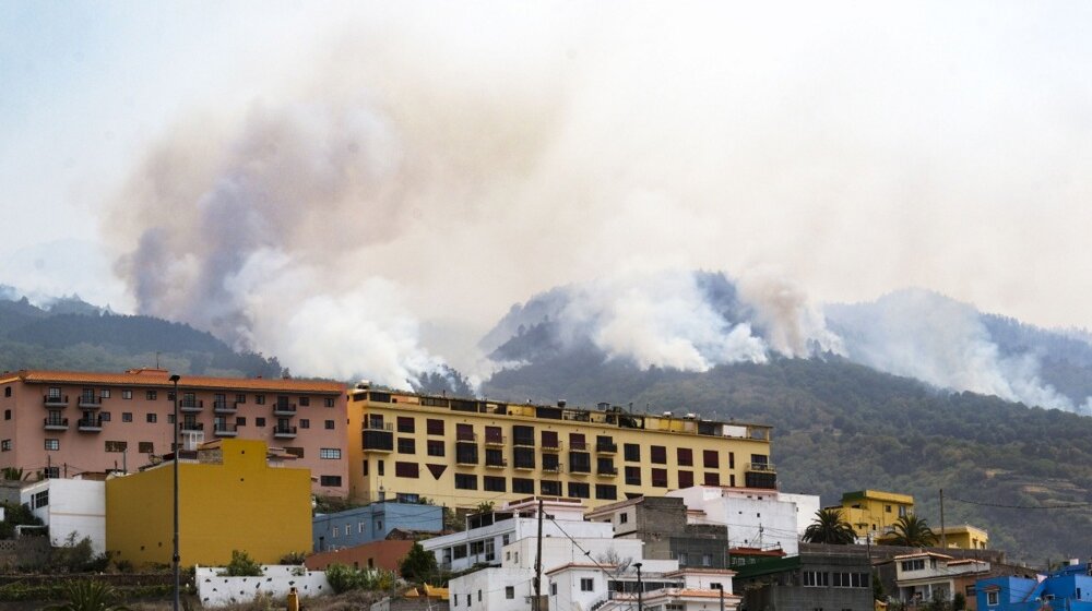 Evakuisano više od 8.000 ljudi sa Tenerifa zbog šumskog požara 1