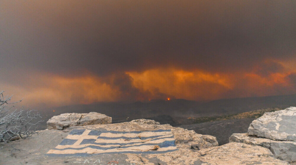 (FOTO) Besne požari u Grčkoj: Sumnja se da su izgoreli ljudi u šumi bili migranti, bolnica iz Aleksandropolisa prinudno premeštena na trajekt 1