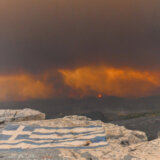 (FOTO) Besne požari u Grčkoj: Sumnja se da su izgoreli ljudi u šumi bili migranti, bolnica iz Aleksandropolisa prinudno premeštena na trajekt 6