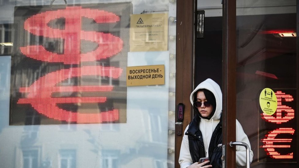 Žena izlazi iz menjačnice u centru Moskve