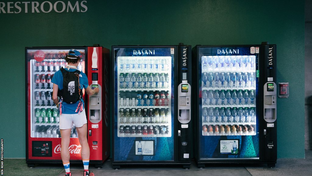 Džejms Pul kupuje piće u automatima tokom trke
