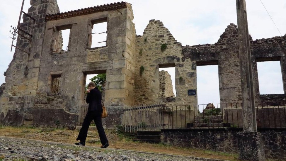 Drugi svetski rat: Pronađeni dokazi da je Francuski pokret otpora masovno pogubio Nemce posle Dana D 2 A person walks past abandoned buildings in the French town of Oradour-sur-Glane