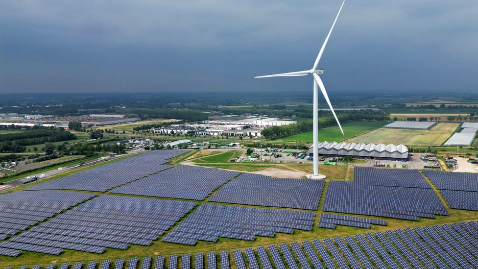 Srbija i energetika: „Ubili smo dve muve jednim udarcem" - da li se isplati praviti struju pomoću Sunca 3 Vetrenjača i solarni paneli