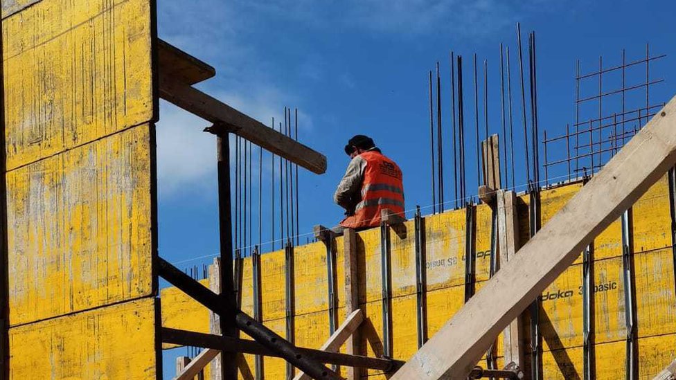 Srbija i nekretnine: Zašto je zastao građevinski bum i kako će to uticati na cene stanova 3 Radnik na gradilištu