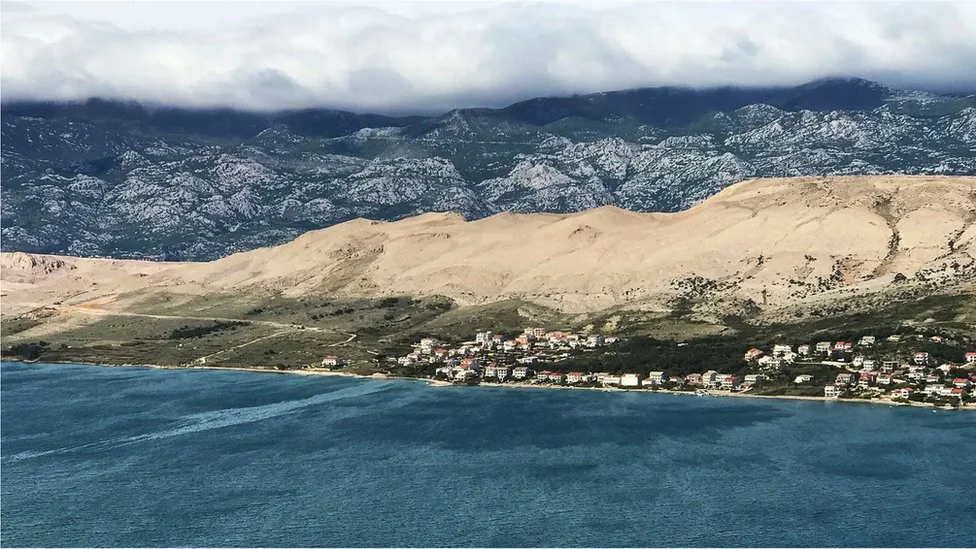 S pejzažem poput mesečevog, ostrvo Pag, koje se nalazi na severu Dalmacije , definisano je burom, snažnim severoistočnim vetrom