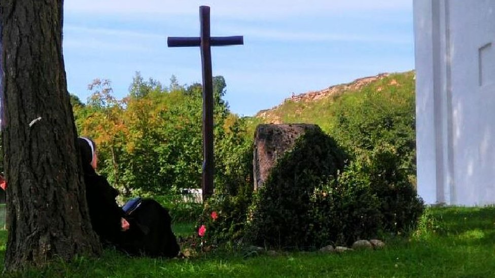 Drugi svetski rat i religija: Da li su časne sestre zaista žrtvovale živote za grupu Poljaka 8 Sestra Klara na grobu 11 časnih sestara