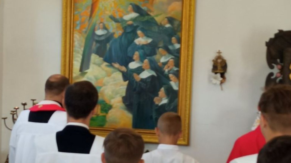 Sveštenik izgovara molitvu pred slikom Mučenica iz Novogrudoka