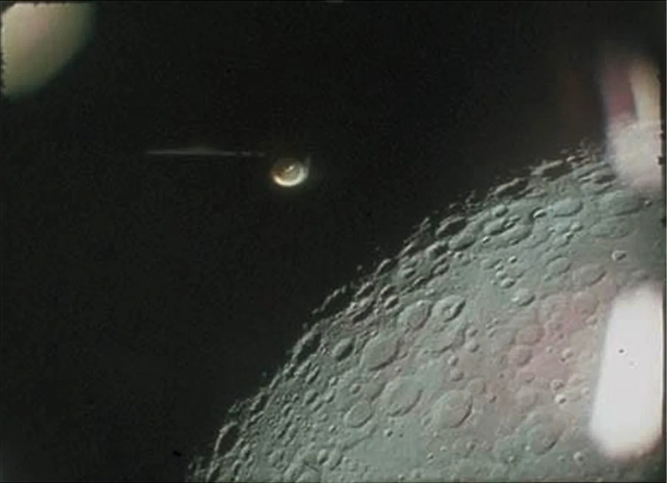 Na izvornom snimku ekspedicije Apolo 16 vidi se misteriozni objekat blizu Meseca. Izgleda vanzemaljski, ali se ispostavilo da je to reflektor na raketi nosaču (Foto: NASA)
