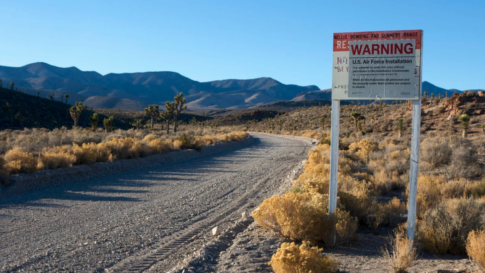 Istraživanje svemira: Prijave opažanja NLO zagolicale su radoznalost Američke svemirske agencije NASA 4 Kada se oznaka strogo poverljivo stavlja na vojne baze, poput Oblasti 51 koja nosi oznaku državna tajna, iz razloga nacinalne bezbednosti, one postaju plodno tlo za razvijanje teorija zavere