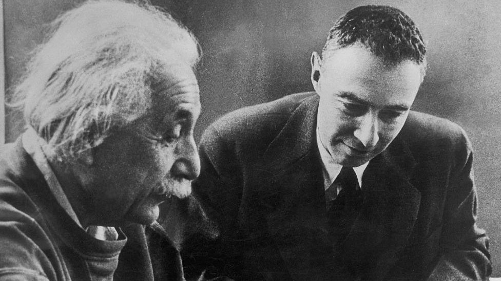 Openhajmer i Ajnštajn: Složen odnos „oca“ atomske bombe i Nobelovca 1 Albert Einstein and Robert Oppenheimer