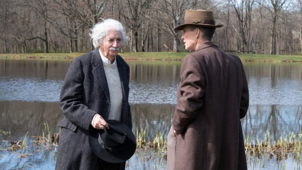 Tom Konti igra Alberta Ajnštajna a Kilijan Marti Roberta Openhajmera u filmu Kristofera Nolana