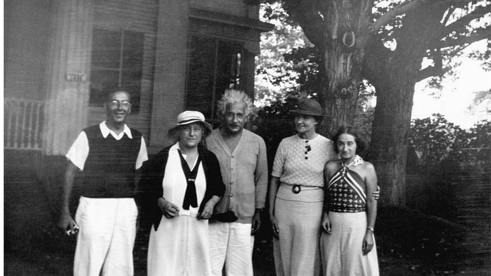 Oppenheimer (left) with Einstein (centre) and his family at Princeton