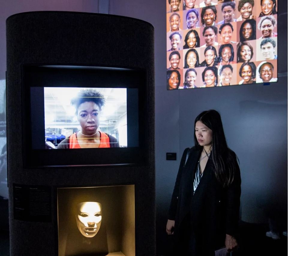 Algoritam veštačke inteligencije je onoliki dobar koliko su dobri podaci iz kojih ona uči, tako da ona često može da pokupi i preuveliča pristrasnosti koje su već dominantne u okviru društva