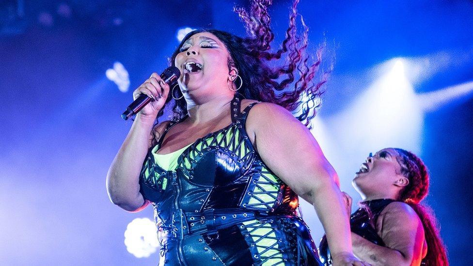 Pevačica Lizo odgovorila na optužbe protiv nje za seksualno uznemiravanje: „Laži" 1 Lizzo performing on stage at Roskilde festival Denmark last month