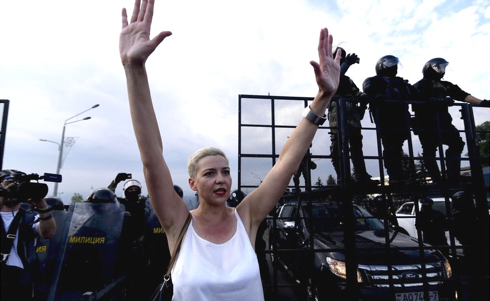 Belorusija: Politički zatvorenici potpuno izolovani, hoće da im slome duh 1 Maria Kolesnikova stands in front of police barricade during 2020 Minsk protests