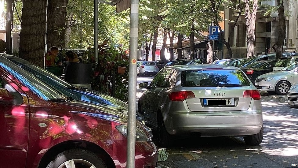 Saobraćaj i Srbija: Može li „Oko sokolovo“ da se izbori sa lišćem i maskama na tablicama 2 automobil, tablica, prekrivene tablice