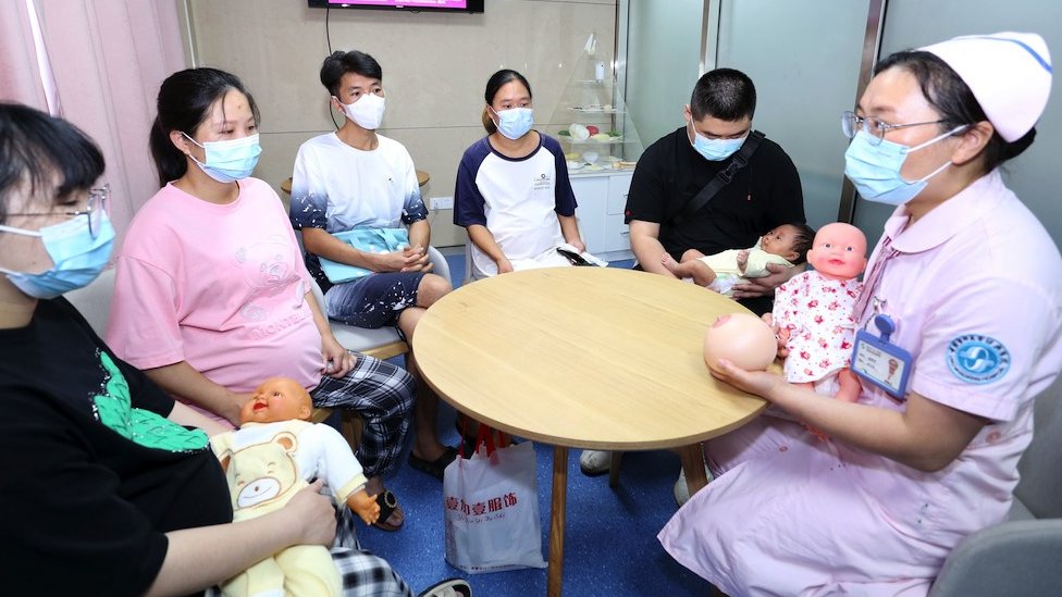 A hospital obstetrician answers frequently asked questions and provides guidance and suggestions on breastfeeding to pregnant women and their families in Shaoxing, Zhejiang province, China.