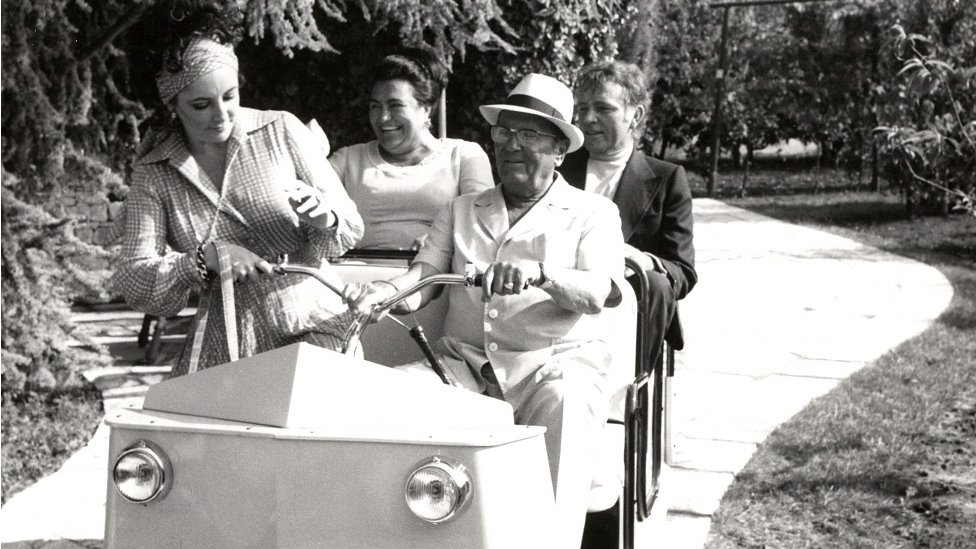 Tito i Elizabet Tejlor napred, pozadi Barton i Jovanka