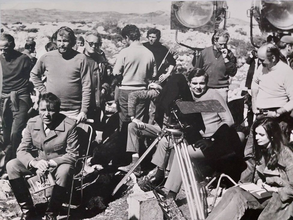 Barton u pauzi snimanja čita knjigu Dnevnik revolucionara, Popović za kamerom, a u uglu Manca Kosir glumica i novinarka iz Ljubljane