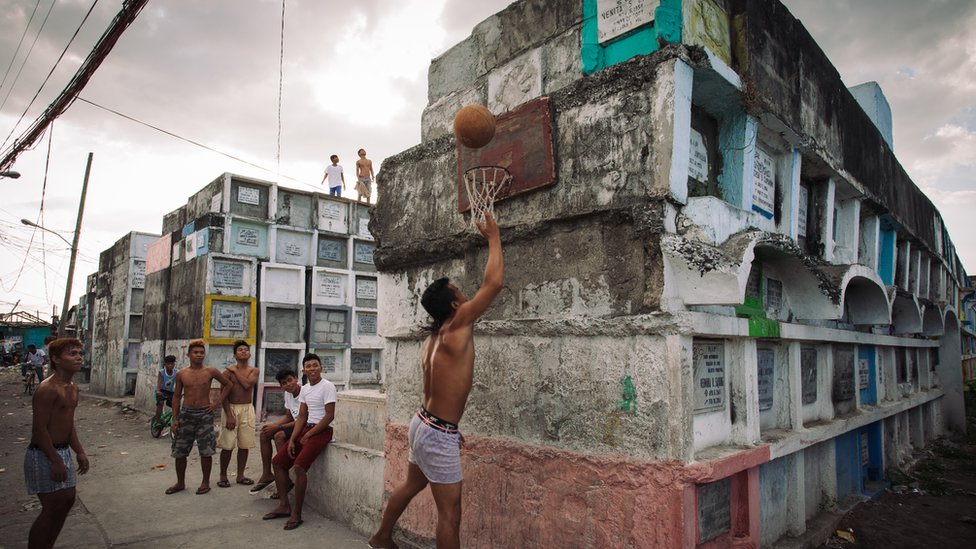 Mundobasket: Zbog čega je košarka na Filipinima „religija i kult", a koševi stoje „na svakoj banderi" 1 Košarkaški teren na groblju distriktu Pasaj na obroncima Manile