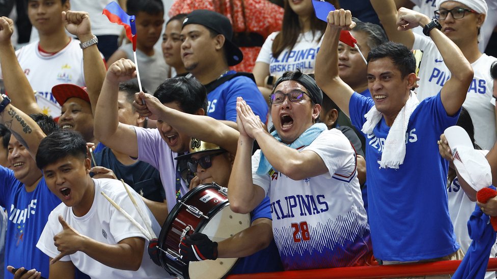 Mundobasket: Zbog čega je košarka na Filipinima „religija i kult", a koševi stoje „na svakoj banderi" 2 Navijači reprezentacije Filipina