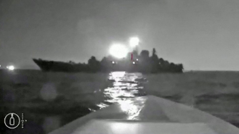 Rusija i Ukrajina: Ukrajinci tvrde da su pomorski dron zabili u ruski brod, Amerikanci obećavaju ustupke Rusima ako se vrate sporazumu o izvozu žita 1 A screengrab from a video taken from a sea drone shows the silhouette of Olenegorsky Gornyak ship near the port of Novorossiysk