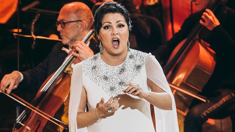 Rusija i Ukrajina: Ruska operska zvezda Ana Netrebko tužila njujoršku operu zbog otkaza jer nije htela da osudi Putina 1 Russian opera soprano singer Anna Netrebko performs during the 27th annual Victoires de la musique classique (Classical music award) ceremony at the l'Arsenal de Metz, in Metz. northeastern France on February 21, 2020.