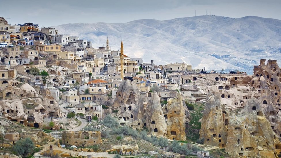 U Kapadokiji ima mnogo kuća usečenih u vulkansku stenu, iako one više nisu nastanjene