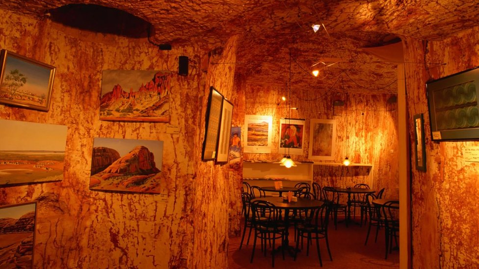 Klimatske promene: Australijski grad u kome ljudi žive pod zemljom, a imaju i srpsku crkvu 5 U Kuber Pidiju nisu samo kuće pod zemljom - postoje podzemni restorani, prodavnice, moteli, pa čak i Srpska pravoslavna crkva