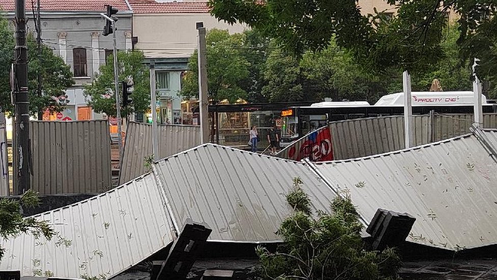 Vremenske nepogode: Novo jako nevreme u Srbiji - vetar nosio krovove, padao grad veličine oraha 2 Nevreme u Beogradu