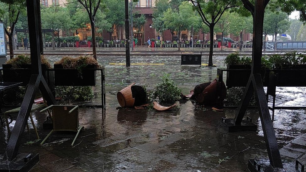 Vremenske nepogode: Novo jako nevreme u Srbiji - vetar nosio krovove, padao grad veličine oraha 4 Nevreme u Beogradu