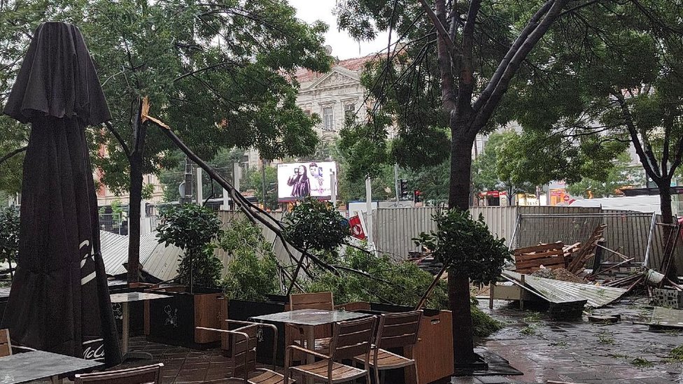 Vremenske nepogode: Novo jako nevreme u Srbiji - vetar nosio krovove, padao grad veličine oraha 1 Nevreme u Beogradu