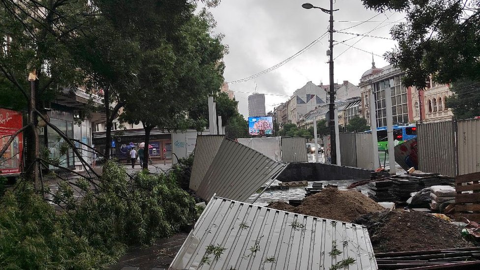 Vremenske nepogode: Novo jako nevreme u Srbiji - vetar nosio krovove, padao grad veličine oraha 3 Nevreme u Beogradu