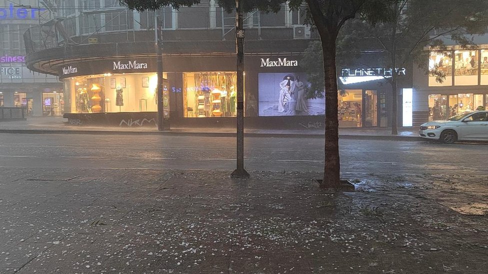 Vremenske nepogode: Novo jako nevreme u Srbiji - vetar nosio krovove, padao grad veličine oraha 6 Nevreme u Beogradu