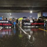 Srbija i politika: Protest „Srbija protiv nasilja" po pljusku u Beogradu, nova blokada međunarodnog autoputa 5