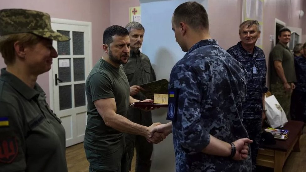 Rusija i Ukrajina: Uhapšena žena, osumnjičena za učestvovanje u ruskoj zaveri protiv Zelenskog, Rusi granatirali Herson, na jugu Ukrajine 1 Ukrajina, Zelenski