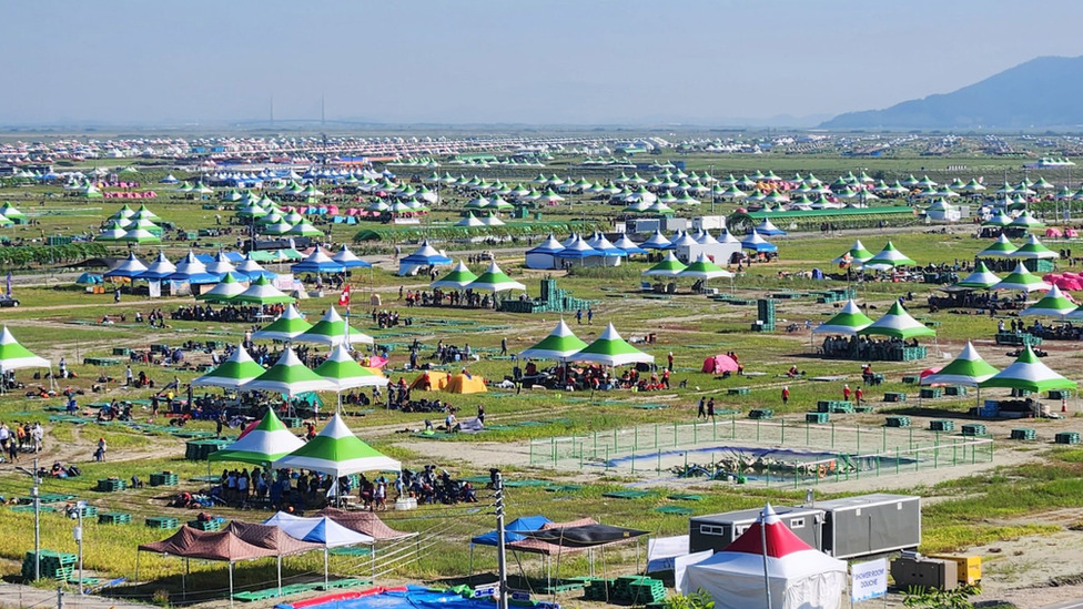 Balkan: Međunarodni samit izviđača u Južnoj Koreji zadesile i vrućine i tajfun, mladi iz Srbije, Crne Gore i Hrvatske na bezbednom 2 The campsite Saemangeum is a flat, reclaimed land without any natural shade