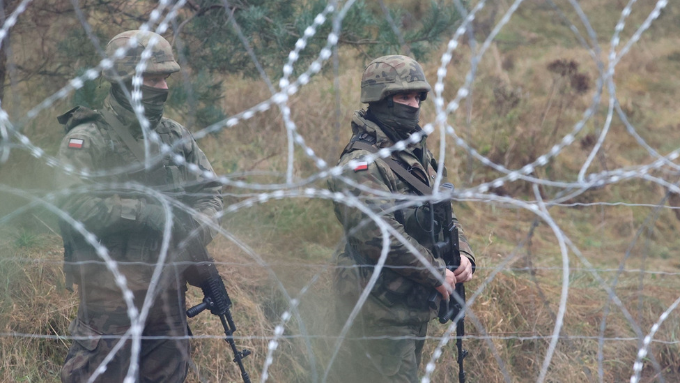 Rusija i Ukrajina: Zašto raste napetost na belorusko-poljskoj granici 1 Polish troops behind barbed wire border fence