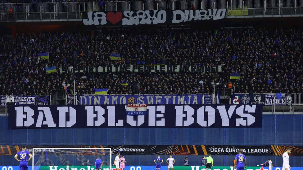 Fudbal i nasilje: Navijač atinskog AEK-a ubijen u tuči sa pristalicama zagrebačkog Dinama, smenjeno sedam zvaničnika grčke policije 2 dinamo, navijači dinama