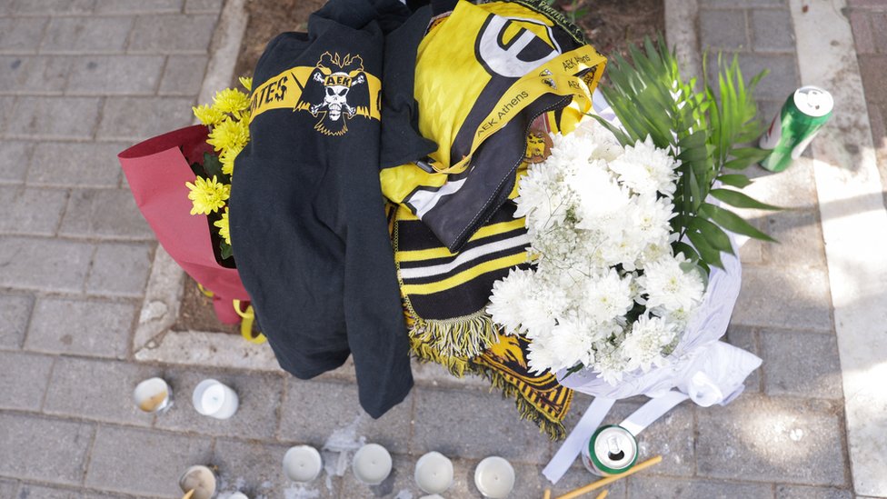 Fudbal i nasilje: Navijač atinskog AEK-a ubijen u tuči sa pristalicama zagrebačkog Dinama, smenjeno sedam zvaničnika grčke policije 1 AEK, atinski AEK