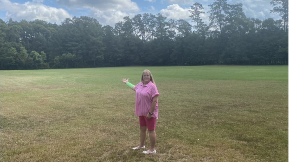 Amerika i životinje: Soko ispustio zmiju na Teksašanku, pa je napali oboje 2 Jones in a field