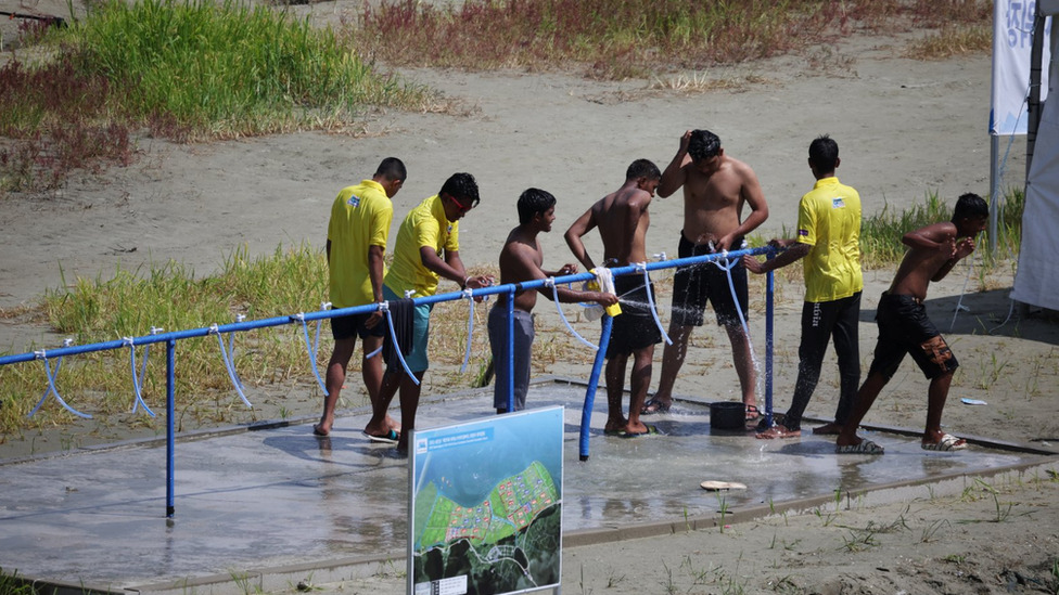 Balkan: Međunarodni samit izviđača u Južnoj Koreji zadesile i vrućine i tajfun, mladi iz Srbije, Crne Gore i Hrvatske na bezbednom 3 Participants hosing themselves off to stay cool at the site as a heatwave grips South Korea