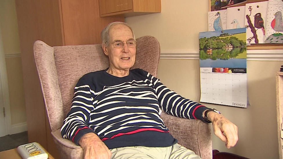 Velika Britanija i medicina: Pametne čarape na probi u staračkom domu za dementna lica u Ekseteru 1 John Piper