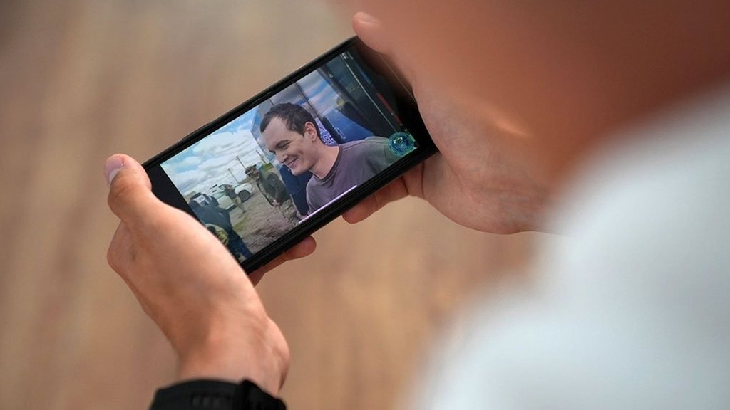 Telefoni që tregon pamjet e Artem Seredniak në kohën e lirimit të tij