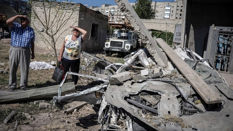 Rusija i Ukrajina: Moskvi i dalje stiže ključna ratna oprema, proizvedena na Zapadu, uprkos sankcijama 1 Local residents stand outside an apartment building damaged by a Russian missile strike, amid Russia's attack on Ukraine, in Pokrovsk, Donetsk region, Ukraine August 8, 2023.
